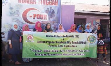 Ikatan Notaris Indonesia Bagi Sembako Kepada Warga